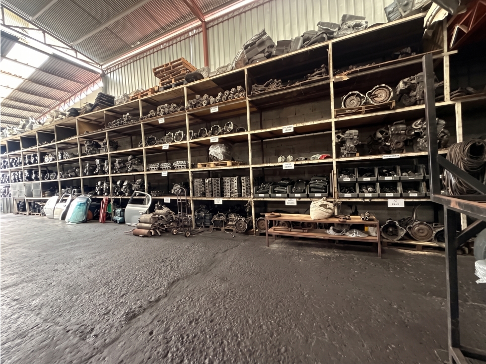 Galera Comercial en Venta y Alquiler en Parque Lefevre - 3
