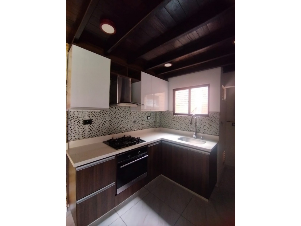 se vende hermoso y amplio apartamento en buena urbanización — foto 2