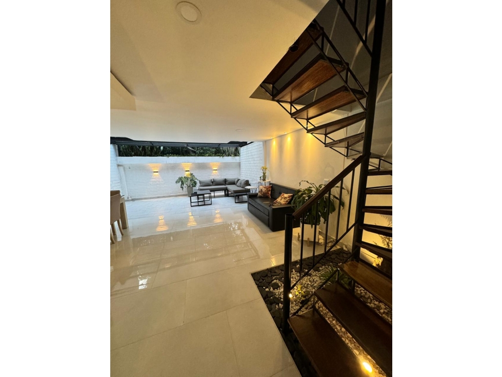 Casa con excelentes acabados, y ubicación estratégica para la venta.