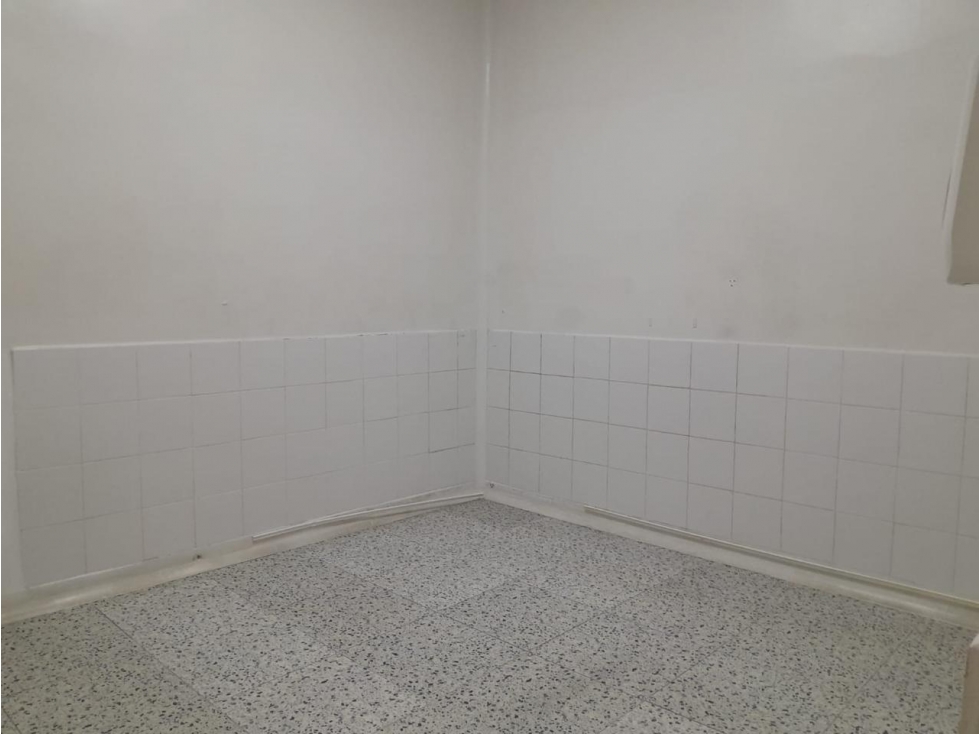 se arrienda un amplio local con buena ubicación — foto 3
