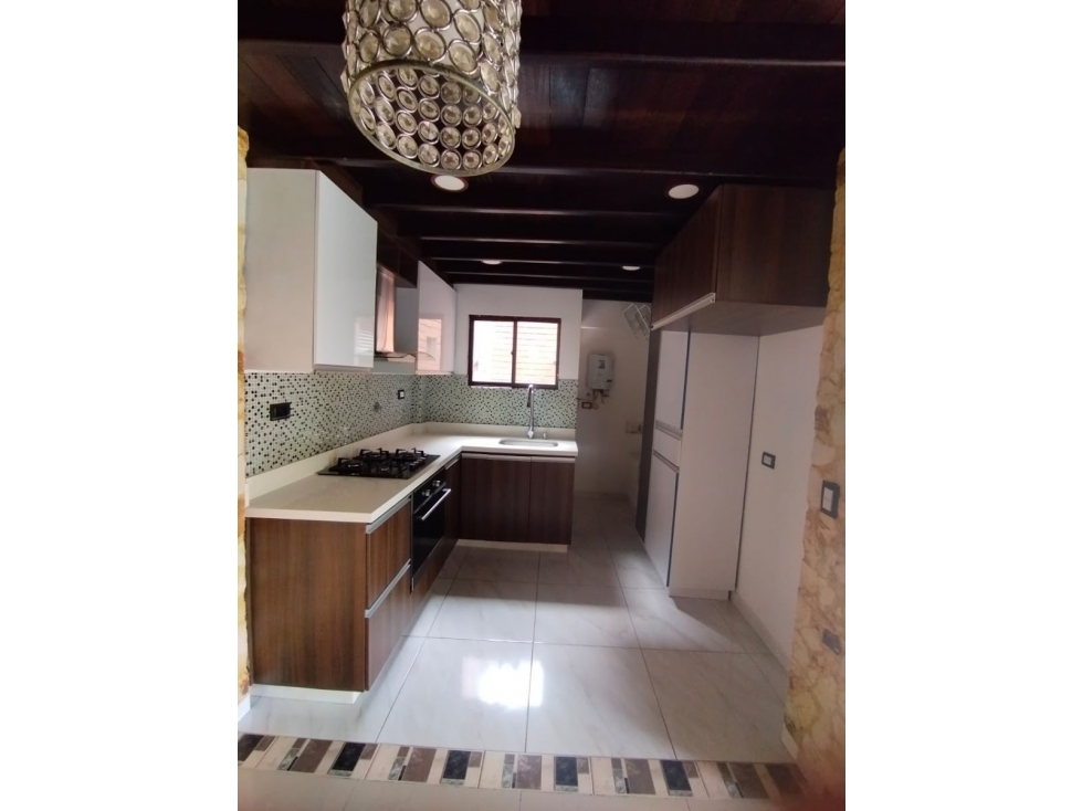 se vende hermoso y amplio apartamento en buena urbanización