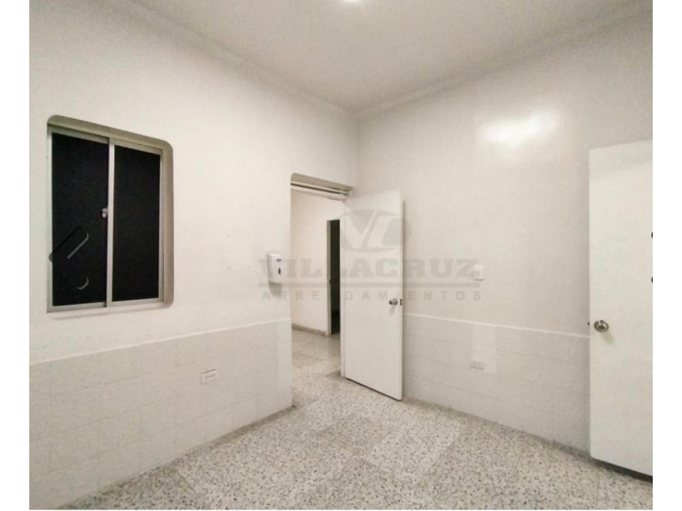 se arrienda un amplio local con buena ubicación — foto 2