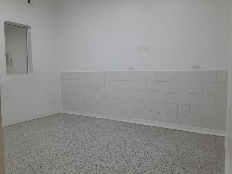 se arrienda un amplio local con buena ubicación — foto 4