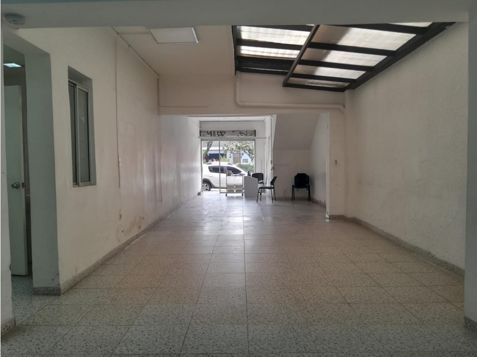 se arrienda un amplio local con buena ubicación — foto 5