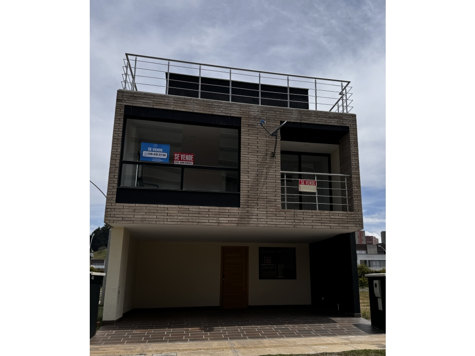 SE VENDE CASA DE TRES NIVELES - RIONEGRO