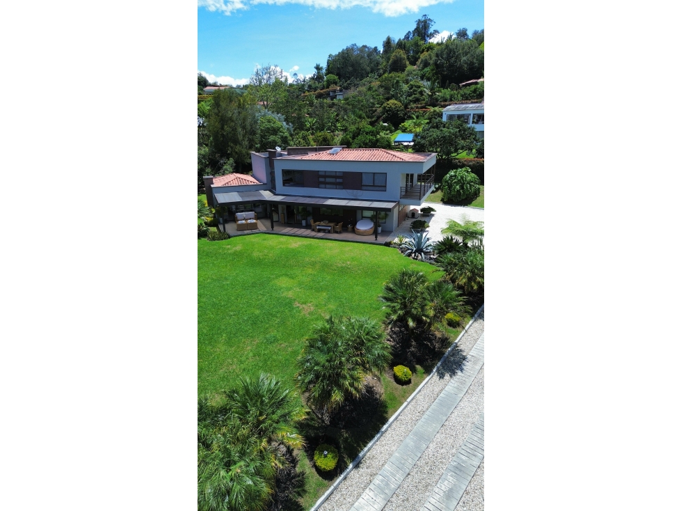SE VENDE CASA CAMPESTRE - A 10 MINUTOS DEL MALL LLANOGRANDE