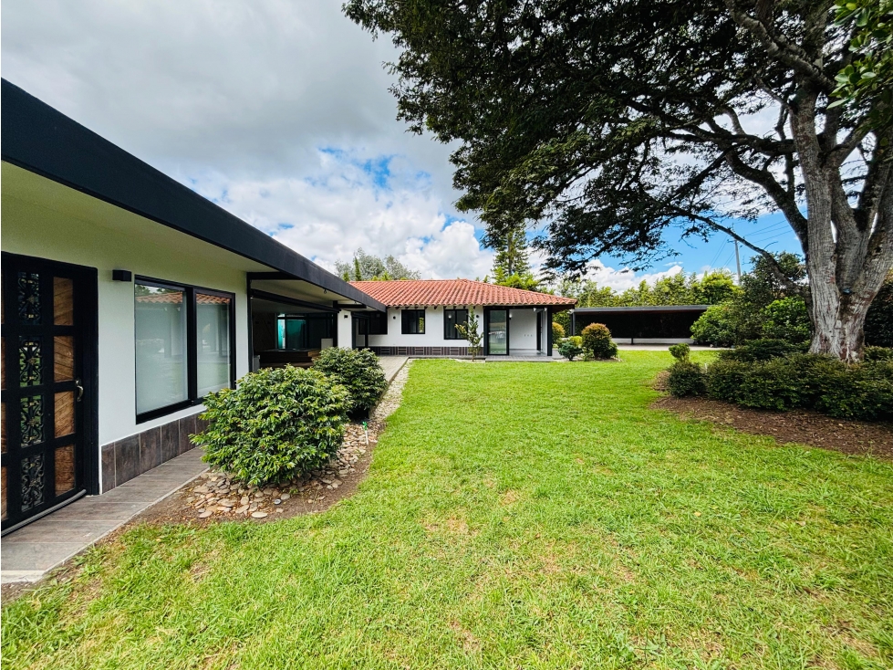 SE VENDE CASA CAMPESTRE - LLANOGRANDE RIONEGRO