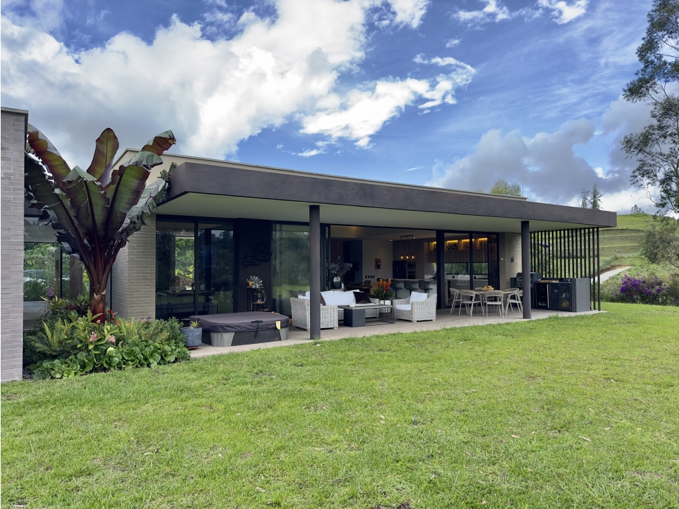 SE VENDE LUJOSA CASA CAMPESTRE - EL RETIRO