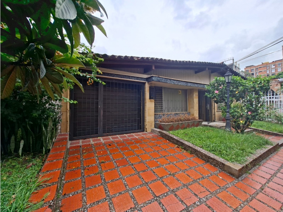 CASA EN VENTA Y ARRIEN CONQUISTADORES CERCA A LA AVENIDA BOLIVARIANA