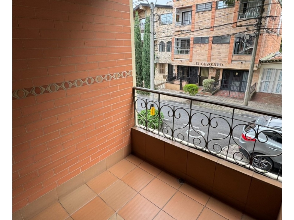 Casa en venta con aparta estudio y terraza, sector Belén Miravalle