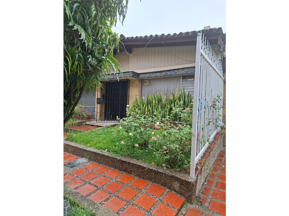 CASA EN VENTA Y ARRIEN CONQUISTADORES CERCA A LA AVENIDA BOLIVARIANA — foto 2