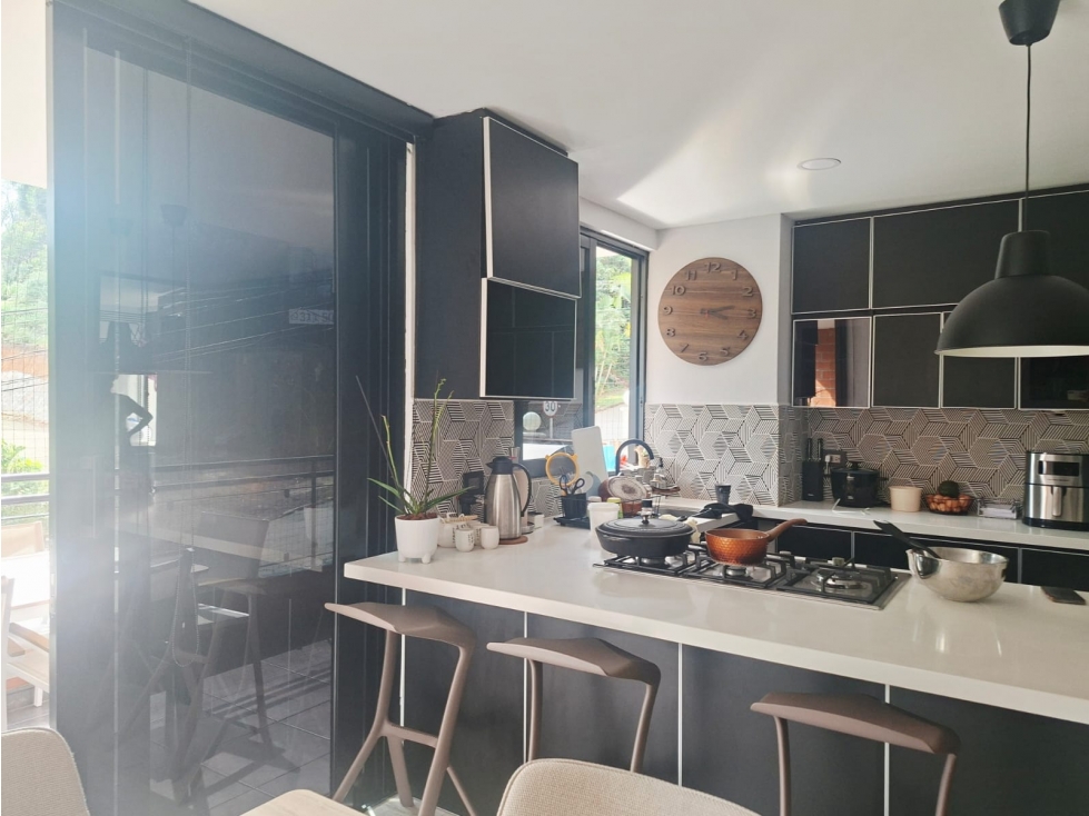 APARTAMENTO PARA LA VENTA EN POBLADO, CERCA A PALMAS Y CASTROPOL