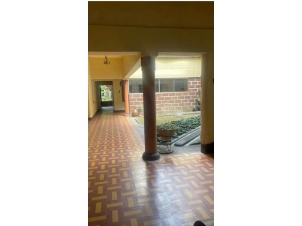 Casa lote a la venta en Laureles iglesia Santa Teresita