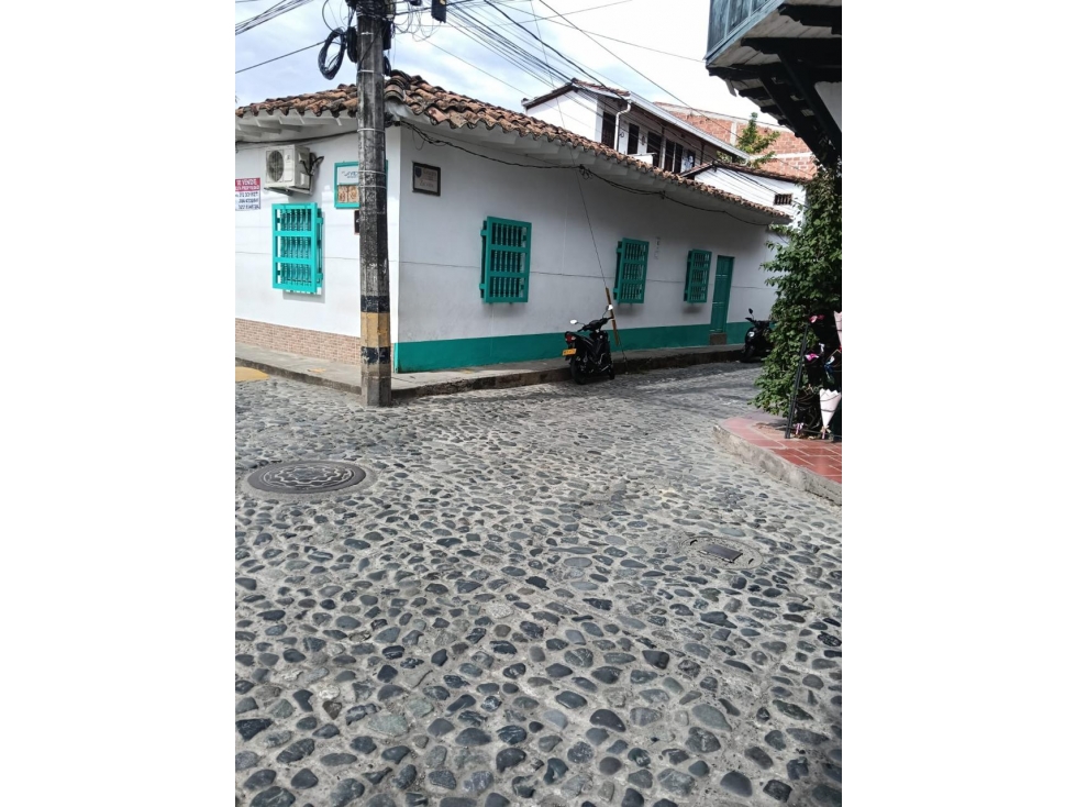 VENDO CASA SANTA FE DE ANTIOQUIA CERCA AL PARQUE PRINCIPAL