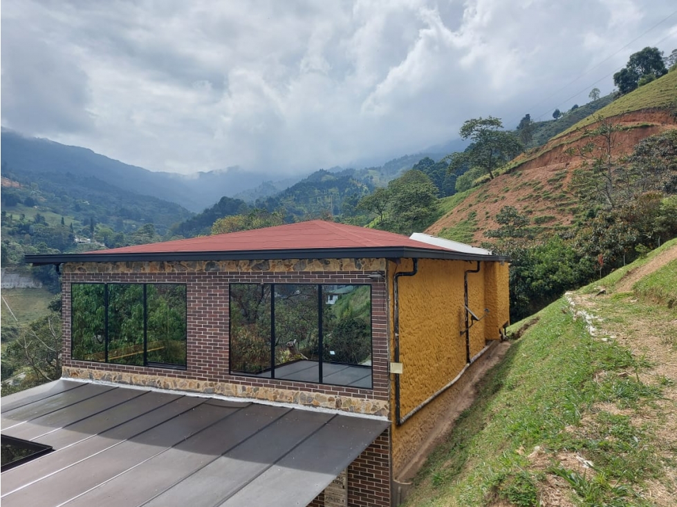 CASA CAMPESTRE 3 NIVELES EN VENTA, ENVIGADO