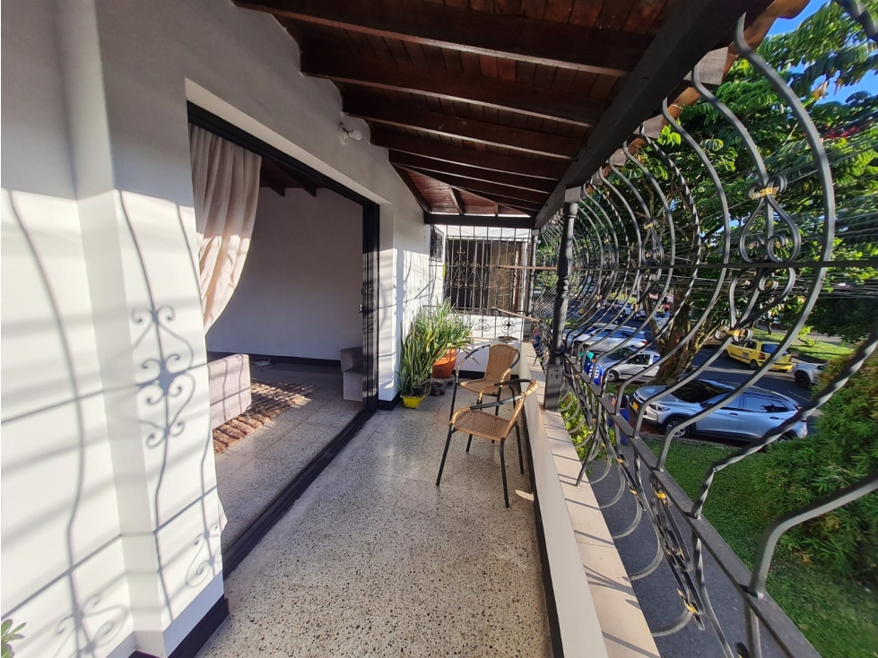 Casa esquinera 2 piso en edificio a la venta en Belén malibú