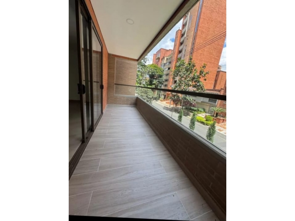 Vendo apto en Medellín sector laureles. Moderno y casi nuevo