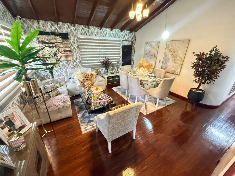 Venta Casa Remodelada con acabados de lujo, La America