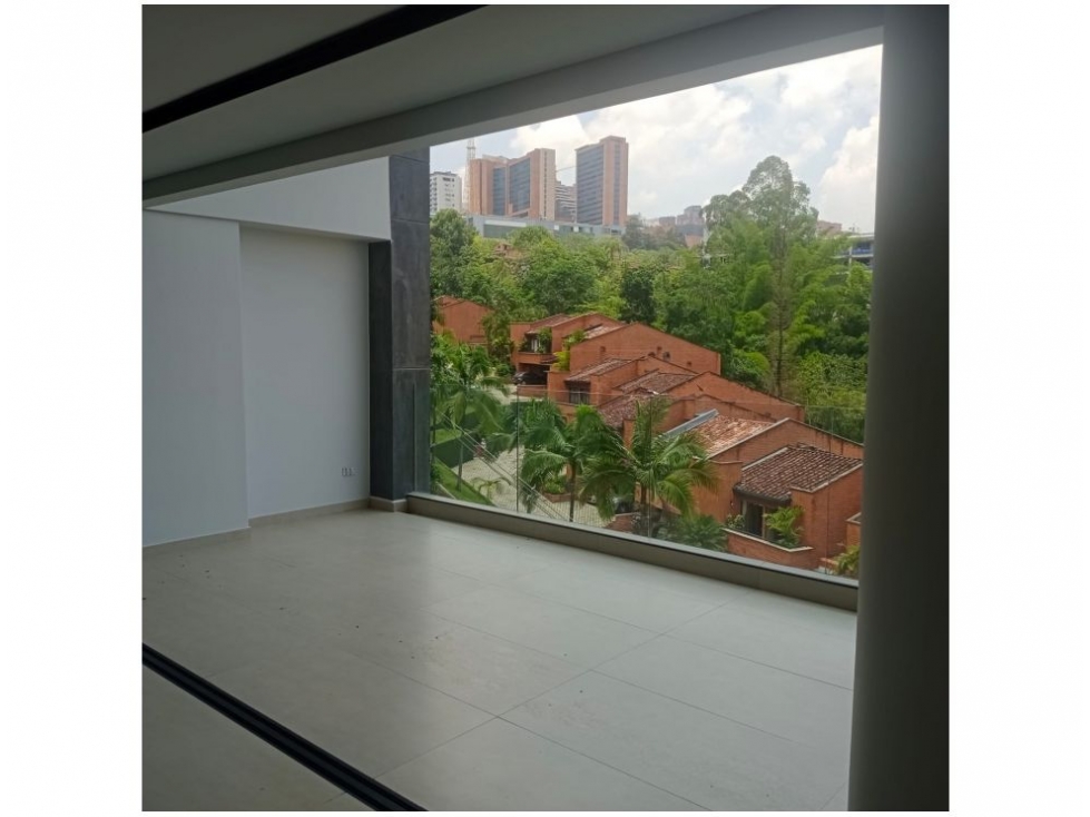 Apartamento en venta moderno, El Poblado Tesoro, 3 parqueaderos