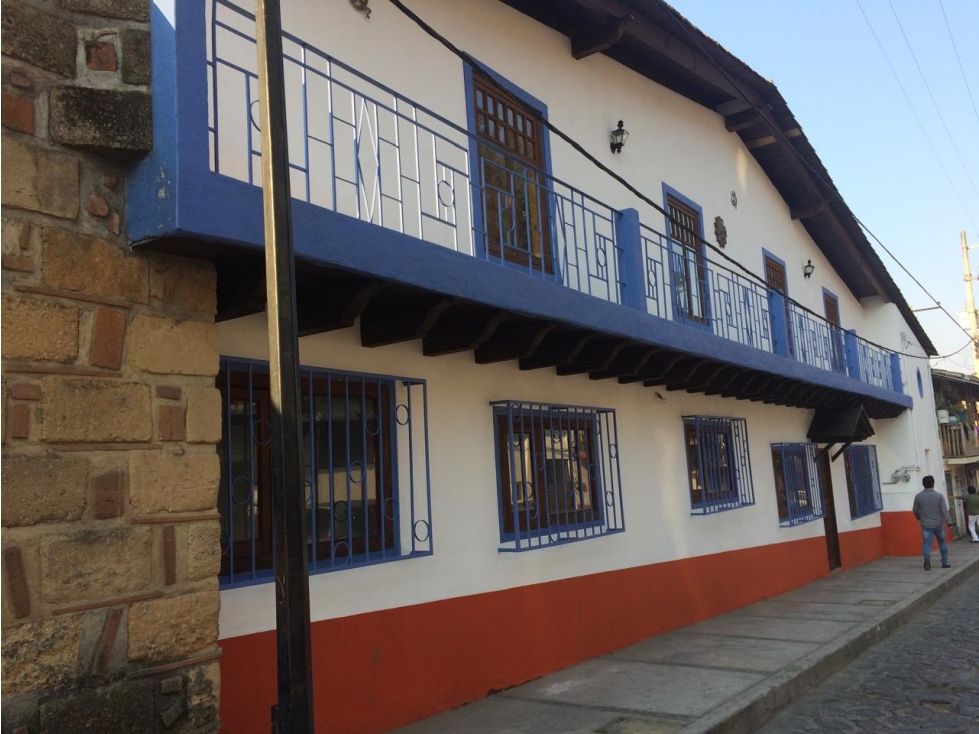 Casa en venta con locales incluidos en Valle de Bravo
