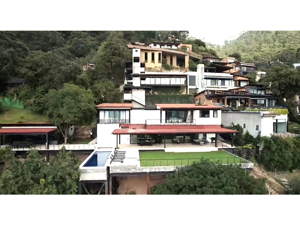 CASA EN VENTA CON VISTA AL LAGO EN VALLE DE BRAVO