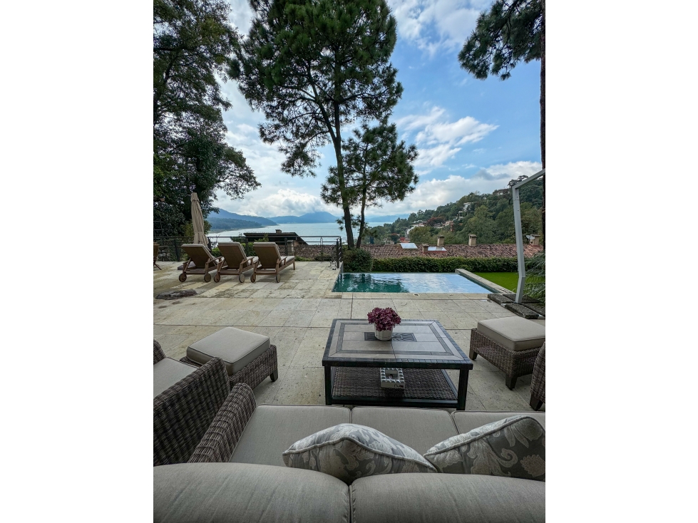 Residencia en Venta con Vista al Lago en Valle de Bravo
