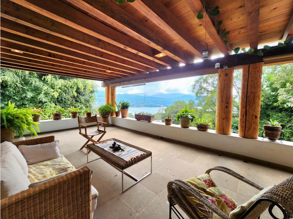 CASA EN VENTA CON VISTA AL LAGO EN VALLE E BRAVO