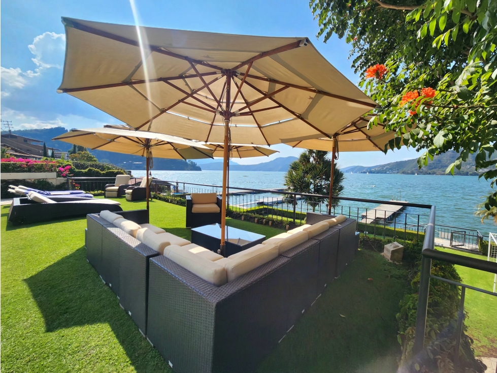 CASA EN VENTA CON ACCESO AL LAGO EN VALLE DE BRAVO