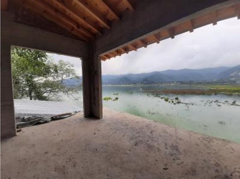 Venta de Casa con Acceso al Lago en Valle de Bravo