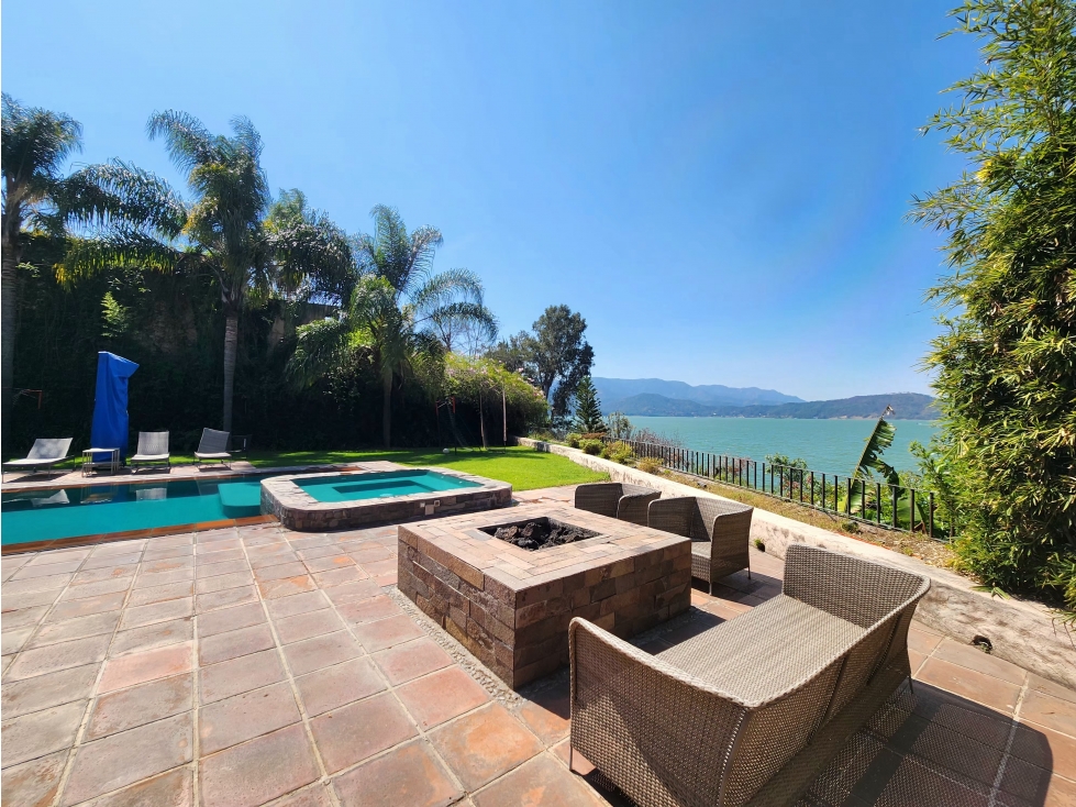 VENTA DE CASA CON ACCESO AL LAGO EN VALLE DE BRAVO