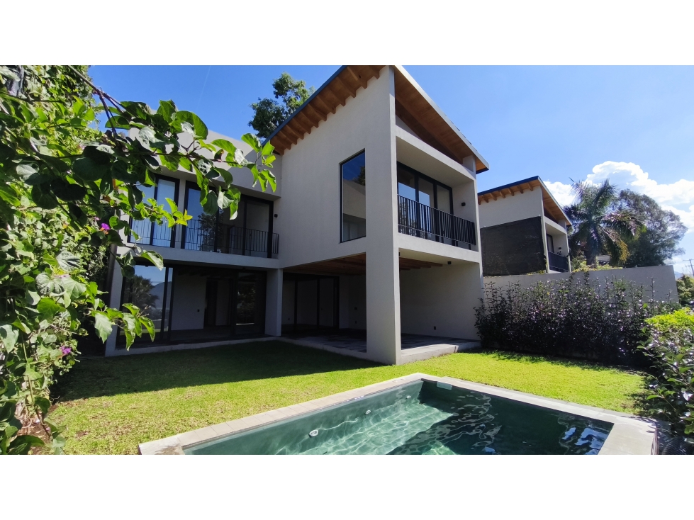 CASA EN VENTA CON VISTA AL LAGO DE VALLE DE BRAVO