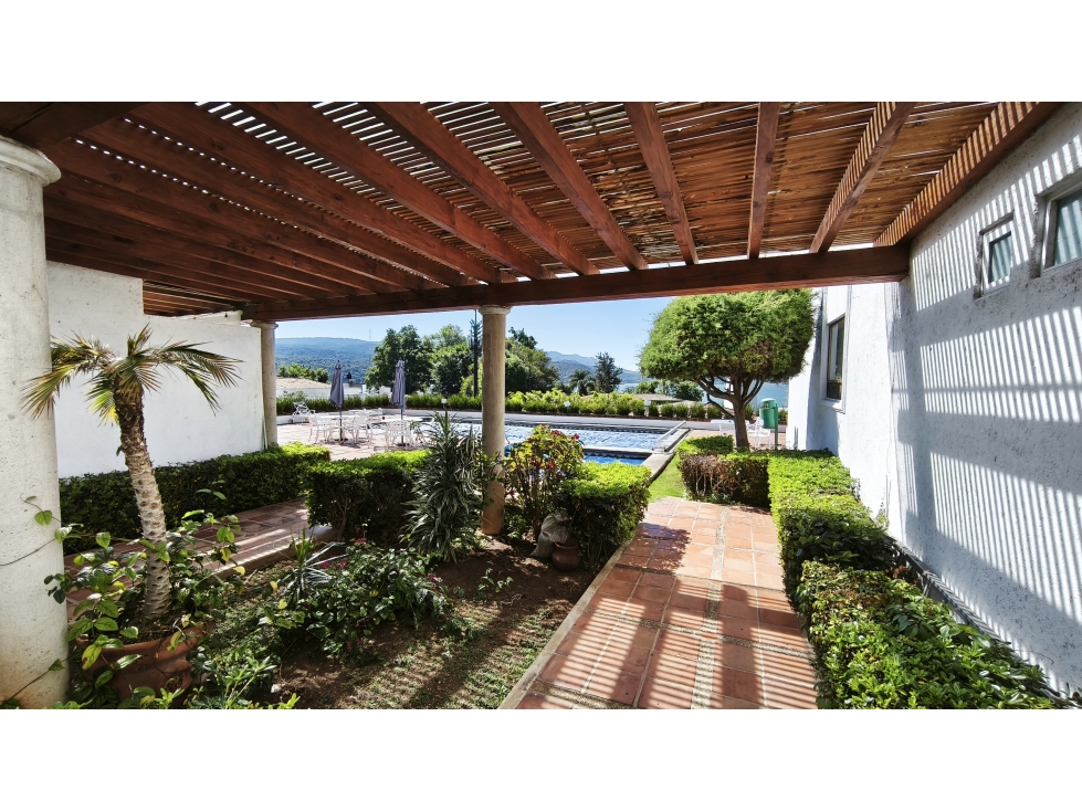 CASA EN RENTA CON VISTA AL LAGO EN VALLE DE BRAVO