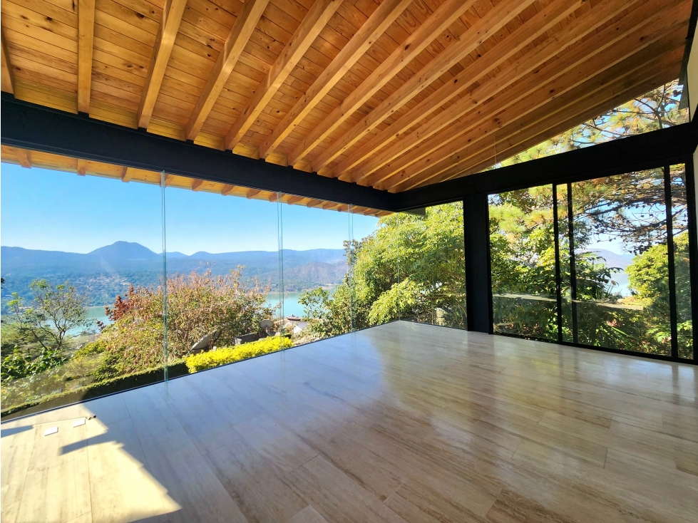 CASA EN VENTA CON VISTA AL LAGO EN VALLE DE BRAVO