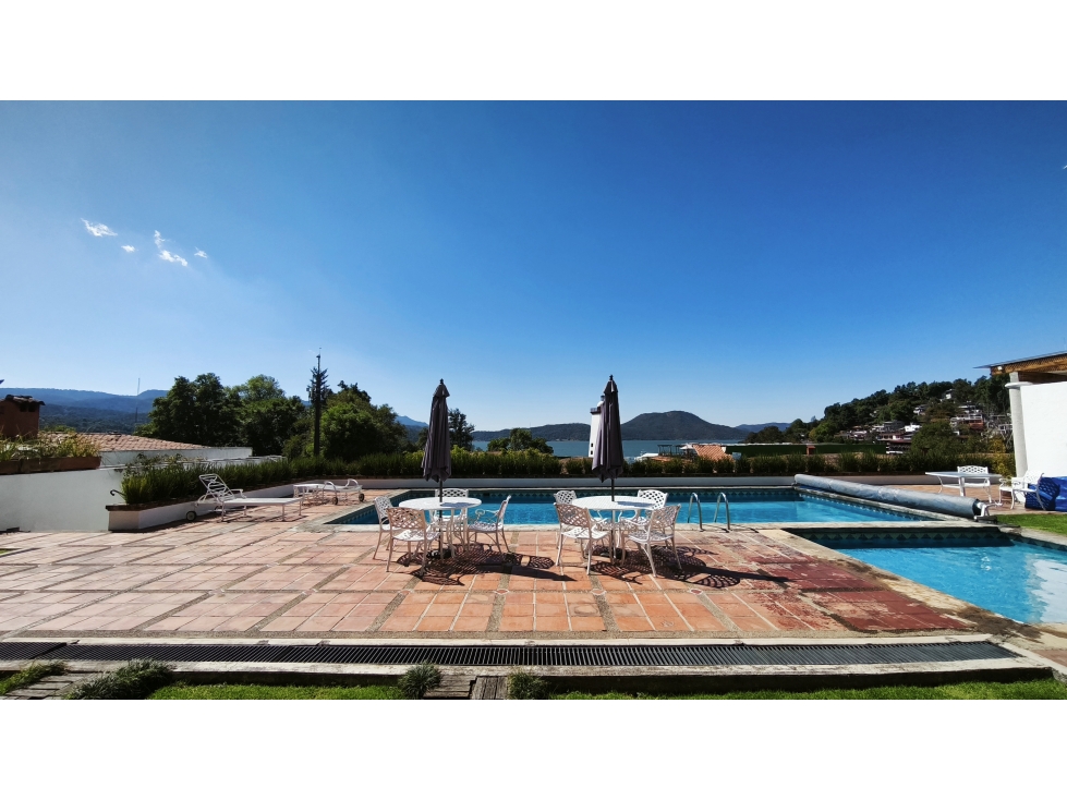 CASA EN RENTA CON VISTA AL LAGO EN VALLE DE BRAVO
