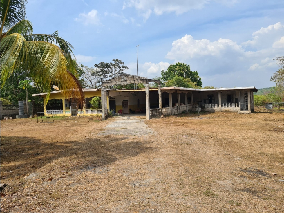 Se vende terreno con casa en Calobre, Veraguas Panamá - 1