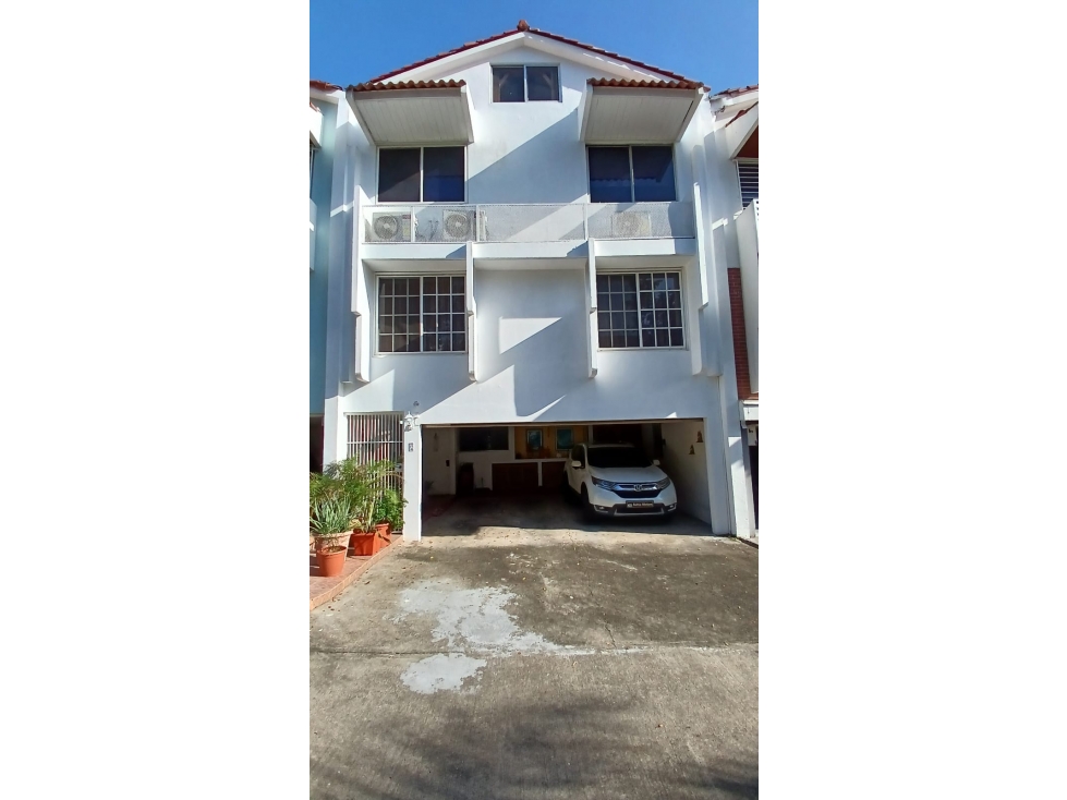 "¡Vive en el corazón de Obarrio! Se Vende Exclusiva residencia — foto 4