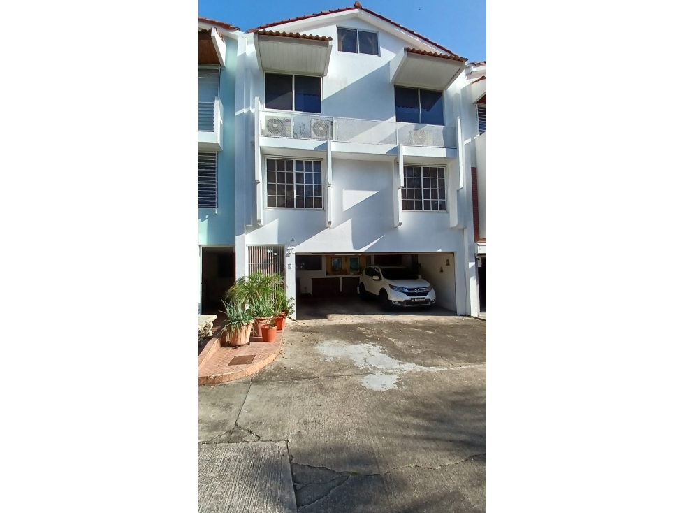 "¡Vive en el corazón de Obarrio! Se Vende Exclusiva residencia — foto 3