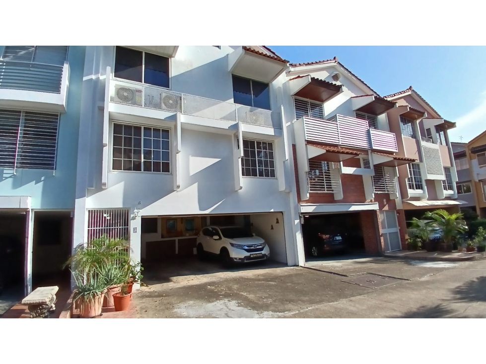 "¡Vive en el corazón de Obarrio! Se Vende Exclusiva residencia — foto 5