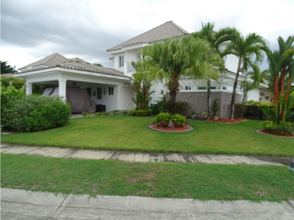 ¡EN VENTA! Casa totalmente equipada en Bijao B/.850,000.00 - 4