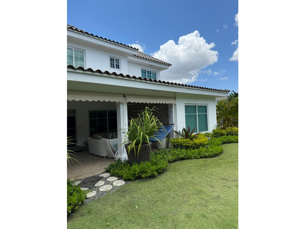 ¡EN VENTA O ALQUILER! Casa con piscina en Bijao