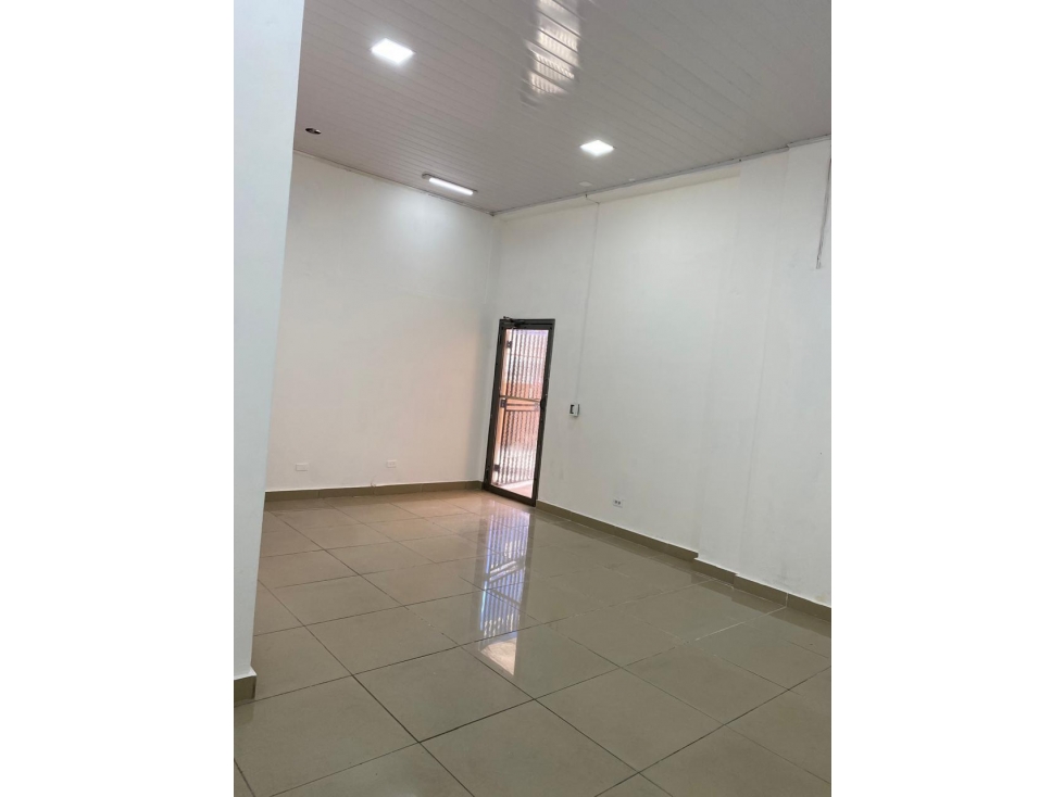 ¡SE ALQUILA LOCAL COMERCIAL EN EL CARMEN! — foto 2