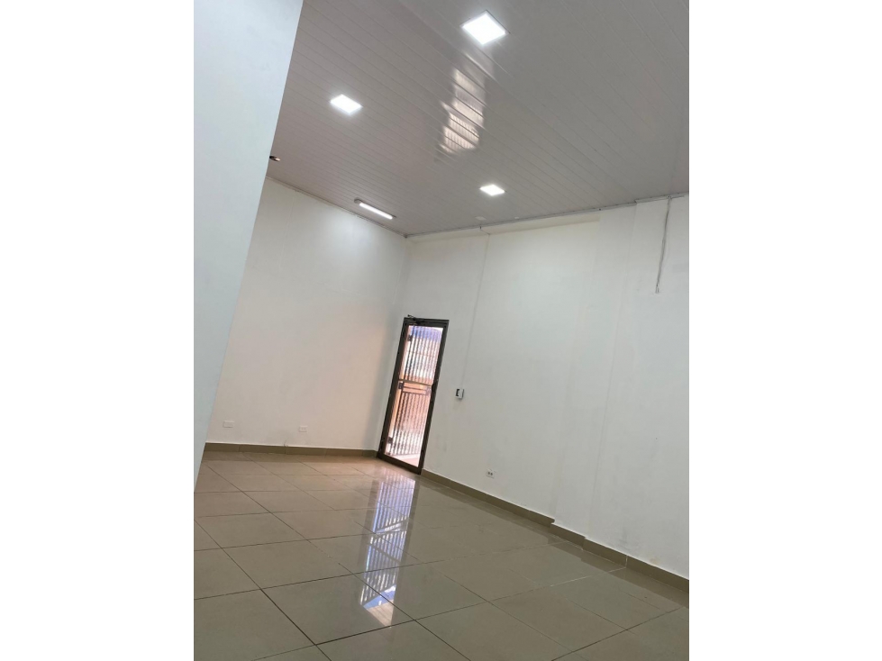 ¡SE ALQUILA LOCAL COMERCIAL EN EL CARMEN! — foto 3