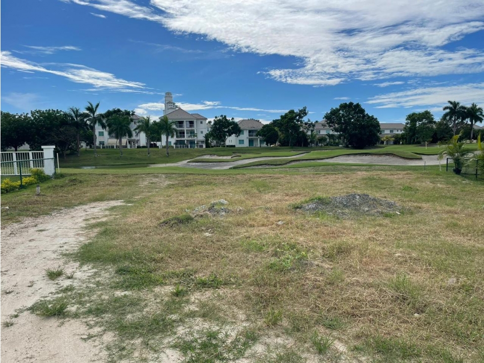 "Tu casa soñada frente al golf en Bijao empieza aquí." - 1