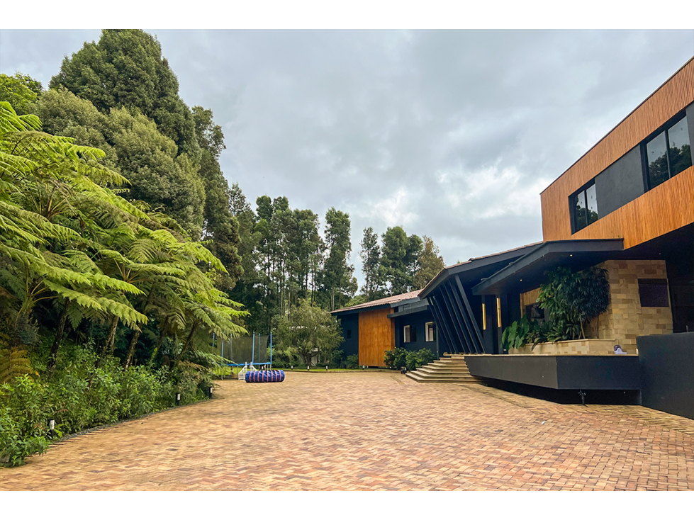 IMPONENTE CASA CON VISTA A MEDELLÍN