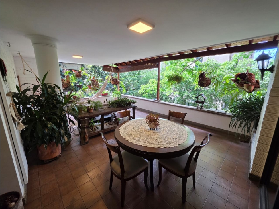 Apartamento en venta Drive In El Poblado 261 m² + 2 parqueaderos — foto 2