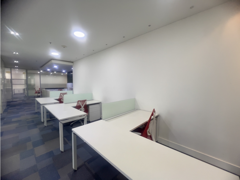 Arriendo Oficina Centro Empresarial Santa Bárbara 308 mts amoblada. — foto 6