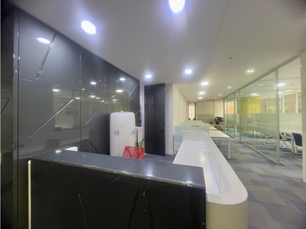 Arriendo Oficina Centro Empresarial Santa Bárbara 308 mts amoblada. — foto 3