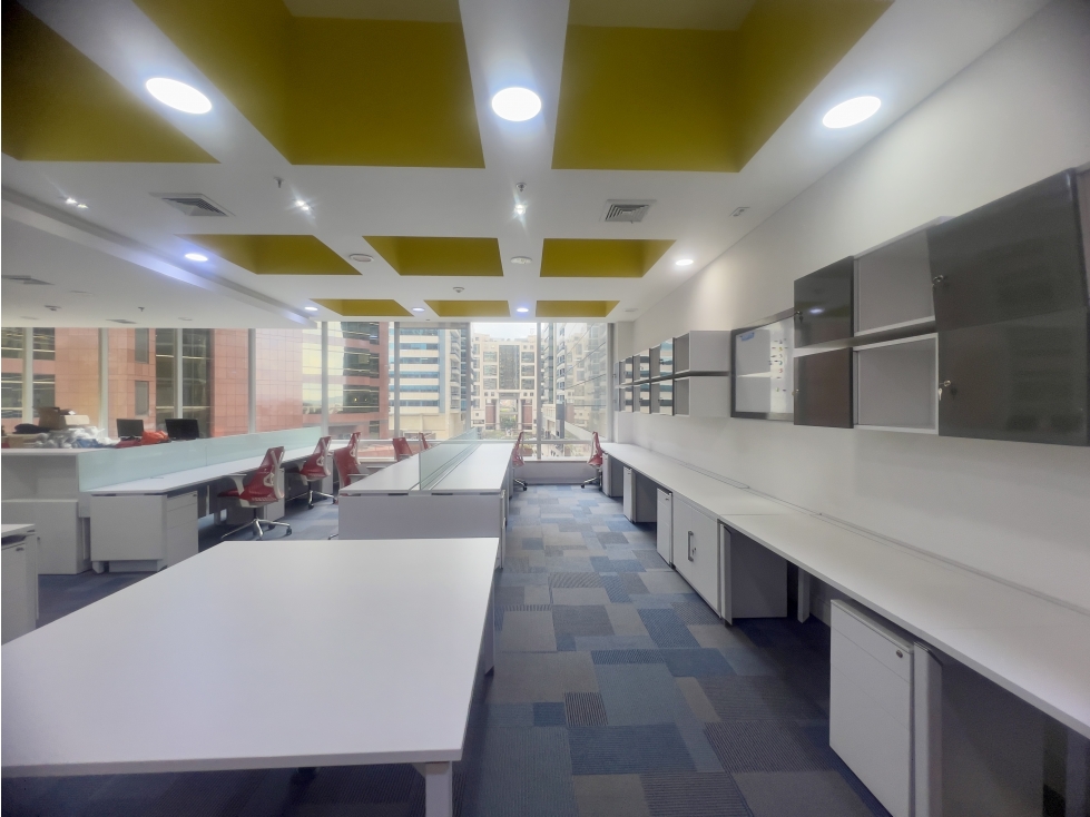 Arriendo Oficina Centro Empresarial Santa Bárbara 308 mts amoblada. — foto 2