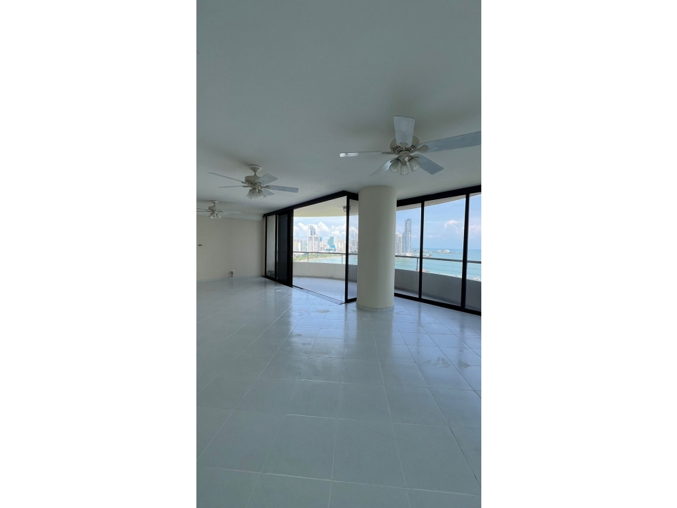 Se Vende Apto en Avenida Balboa / 3 Recámaras