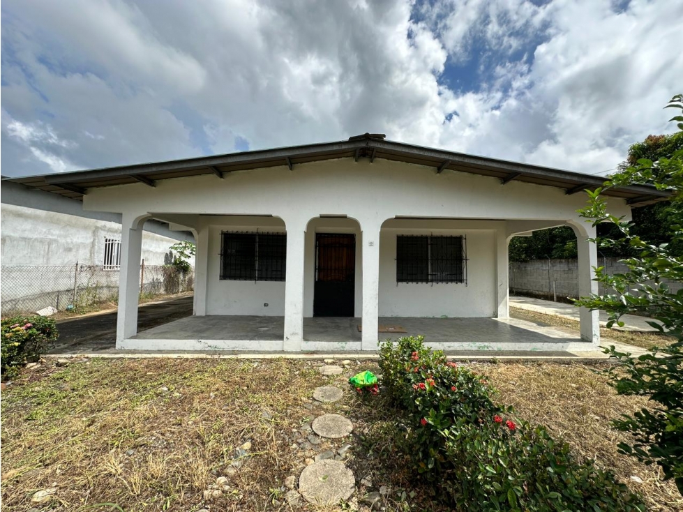 Se vende Terreno con Casa en Pacora